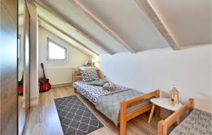 Postel nebo postele na pokoji v ubytování 2 Bedroom Nice Home In Gornji Kneginec