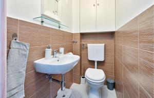Koupelna v ubytování 2 Bedroom Nice Home In Gornji Kneginec