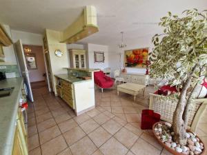 صورة لـ T3 au centre de Cavalaire avec parking, clim, wifi, proche plage - FR-1-100-272 في كافالير سور مير