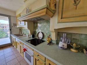 صورة لـ T3 au centre de Cavalaire avec parking, clim, wifi, proche plage - FR-1-100-272 في كافالير سور مير