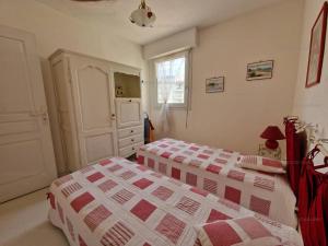a bedroom with two beds and a window at T3 au centre de Cavalaire avec parking, clim, wifi, proche plage - FR-1-100-272 in Cavalaire-sur-Mer
