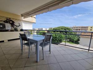 a table and chairs on a balcony with a view at T3 au centre de Cavalaire avec parking, clim, wifi, proche plage - FR-1-100-272 in Cavalaire-sur-Mer