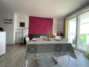 Fotografia z galérie ubytovania Studio cosy avec terrasse, parking, proche port et centre – La Rochelle - FR-1-246-620 v destinácii La Rochelle