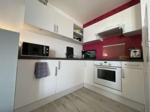 Fotografia z galérie ubytovania Studio cosy avec terrasse, parking, proche port et centre – La Rochelle - FR-1-246-620 v destinácii La Rochelle