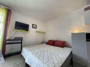 Fotografia z galérie ubytovania Studio cosy avec terrasse, parking, proche port et centre – La Rochelle - FR-1-246-620 v destinácii La Rochelle