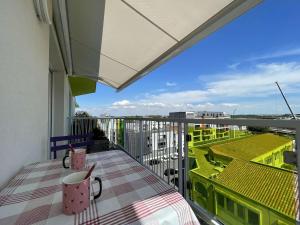 Fotografia z galérie ubytovania Studio cosy avec terrasse, parking, proche port et centre – La Rochelle - FR-1-246-620 v destinácii La Rochelle