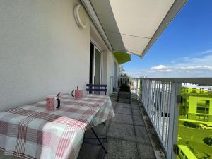 Fotografia z galérie ubytovania Studio cosy avec terrasse, parking, proche port et centre – La Rochelle - FR-1-246-620 v destinácii La Rochelle + 9 fotografií