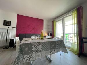 Fotografia z galérie ubytovania Studio cosy avec terrasse, parking, proche port et centre – La Rochelle - FR-1-246-620 v destinácii La Rochelle