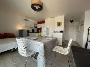 Fotografia z galérie ubytovania Studio cosy avec terrasse, parking, proche port et centre – La Rochelle - FR-1-246-620 v destinácii La Rochelle