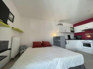 Fotografia z galérie ubytovania Studio cosy avec terrasse, parking, proche port et centre – La Rochelle - FR-1-246-620 v destinácii La Rochelle