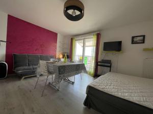 Fotografia z galérie ubytovania Studio cosy avec terrasse, parking, proche port et centre – La Rochelle - FR-1-246-620 v destinácii La Rochelle