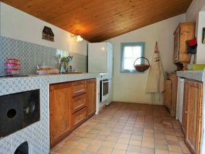Kuchyňa alebo kuchynka v ubytovaní Maison spacieuse 4 pièces, 6 couchages avec jardin privé - 500m des plages - Internet inclus - FR-1-224B-164