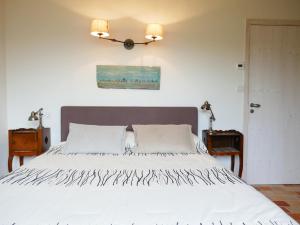 Posteľ alebo postele v izbe v ubytovaní Charmante maison rénovée avec goût, jardin clos, accès wifi, proche commerces et mer. - FR-1-224B-160