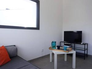 Televízia a/alebo spoločenská miestnosť v ubytovaní Maison familiale 10 pers, annexe, plage 250m, wifi, parking, jardin clos, terrasse avec pergola - FR-1-224B-163