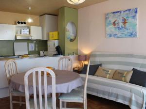 Kuchyňa alebo kuchynka v ubytovaní Appartement en Front de Mer à Port-la-Nouvelle avec Terrasse et Parking Privé - FR-1-229C-72