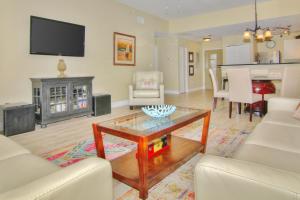 een woonkamer met een bank en een salontafel bij Madeira Bay Resort 508 in St Pete Beach +41 foto's