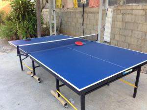 - une table de ping-pong bleue assise au sol dans l'établissement Bee Nat Garden Resort, à Bangrak Beach
