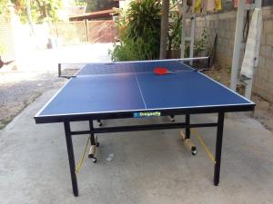 - une table de ping-pong avec un ballon rouge dans l'établissement Bee Nat Garden Resort, à Bangrak Beach