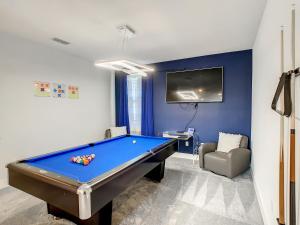7 BDR Family Themed Home with Mario Games Room and Free Pool Heat tesisinde bir bilardo masası