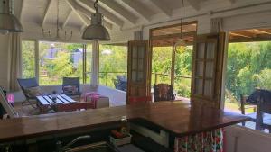 een keuken met een groot eiland in een huis bij Casa en el Delta de Tigre puraisladelta in Tigre