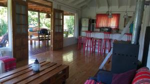 een woonkamer met een bank en een tafel bij Casa en el Delta de Tigre puraisladelta in Tigre