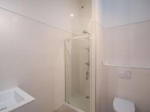 ein Badezimmer mit Dusche, Toilette und Waschbecken in der Unterkunft Cosy cottage in St Medard D'excideuil with pool in Laurière + 16 Fotos