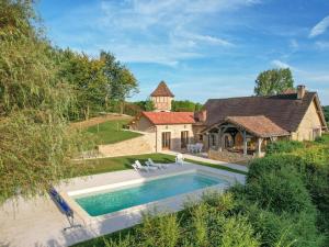 ein Grundstück mit einem Pool vor einem Haus in der Unterkunft Cosy cottage in St Medard D'excideuil with pool in Laurière