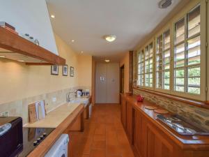 מטבח או מטבחון ב-Cosy cottage in St Medard D'excideuil with pool