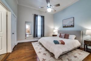 Säng eller sängar i ett rum på Downtown Historic 2Bdrm, Walk to Riverwalk, Alamo; Beautifully Renovated!
