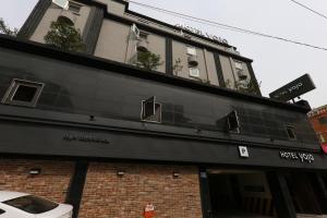 HOTEL YaJa WestGate في تشونغجو: مبنى ذو واجهة سوداء مع نوافذ