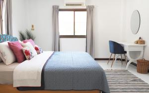 une chambre avec un lit, un bureau et une fenêtre dans l'établissement Rayong Beach House, à Ban Bang Nok 8 autres photos