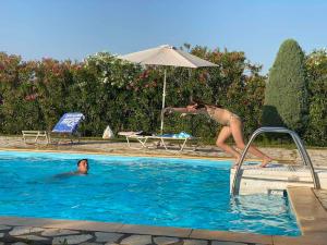 Bazén v ubytovaní Beautiful Sani Villa alebo v jeho blízkosti