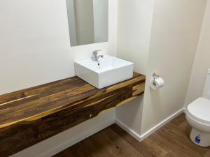 un bagno con un lavandino bianco e un water di Lakes Main Holiday Park a Lakes Entrance Altre 111 foto