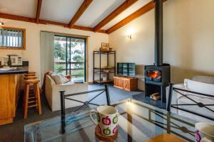 Khu vực ghế ngồi tại Freycinet Cottage 2 – Dolerite