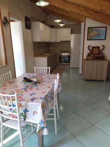 cocina con mesa y sillas en una habitación en Il Casadduoglio mare e monti, en Vietri