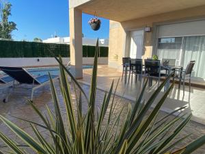 a house with a patio with a table and chairs at Sa Tuna - Delta de l'Ebre in Riumar