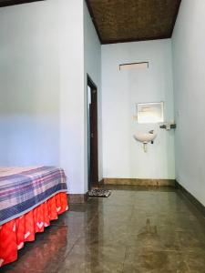 Habitación con cama y lavabo. en Sawe Homestay, en Kuta Lombok