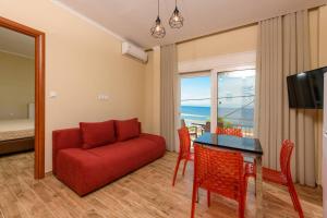 Televízia a/alebo spoločenská miestnosť v ubytovaní Fani's Beach House