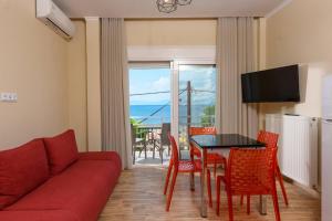 Televízia a/alebo spoločenská miestnosť v ubytovaní Fani's Beach House