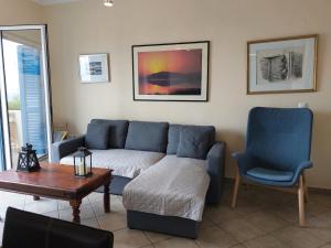 sala de estar con sofá, mesa y silla en Lefkas Dream, en Lefkada