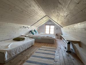 1 dormitorio con 2 camas y ventana en Klinten en Varberg