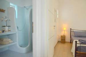 A bathroom at Katy House