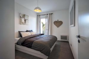 - une chambre avec un lit et une fenêtre dans l'établissement Superbe appart 3 p, 10 mn de la plage avec piscine et parking, à Marseille