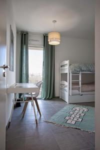 - un salon avec une table et un lit dans l'établissement Superbe appart 3 p, 10 mn de la plage avec piscine et parking, à Marseille