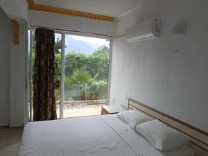 a bedroom with a bed and a large window at TOKGÖZ HOTEL RESTAURANT in Ulupinar