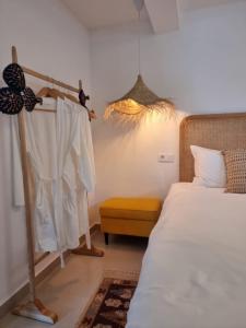 ロス・レアレホスにあるEl Castro Apartment, Amazing Ocean & Cliff Viewのベッドルーム(ベッド1台、カーテン、テーブル付)