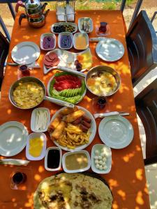 una mesa con muchos platos diferentes de comida en ella en TOKGÖZ HOTEL RESTAURANT, en Ulupinar