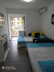 ein Hotelzimmer mit zwei Betten und Balkon in der Unterkunft Studioul vacanțelor din Saturn in Saturn