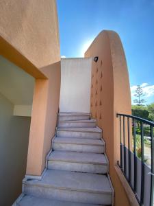 eine Treppe, die zu einem Gebäude mit Treppenaufgang führt in der Unterkunft Casa Mary Baia Verde in Baia Verde