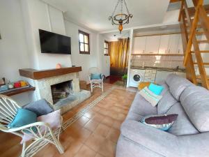 sala de estar con sofá y chimenea en Apartamentos Nevandi, en Pido